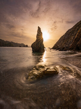 Playa del silencio, mar costa atardeciendo con rocas