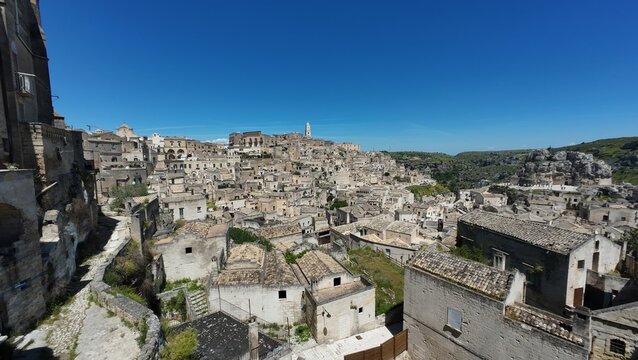 Weitwinkel-Panorama der historischen Sassi di Matera mit Blick auf die Felsenstadt und die Schlucht