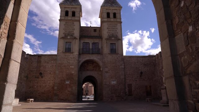 Fachada norte del cuerpo interior de la Puerta de Bisagra con el escudo de la &laquo;Ciudad Imperial&raquo; en Toledo, Castilla la Mancha, Espa&ntilde;a. Mayo de 2026.