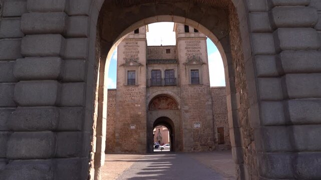 Fachada norte del cuerpo interior de la Puerta de Bisagra con el escudo de la &laquo;Ciudad Imperial&raquo; en Toledo, Castilla la Mancha, Espa&ntilde;a. Mayo de 2026.