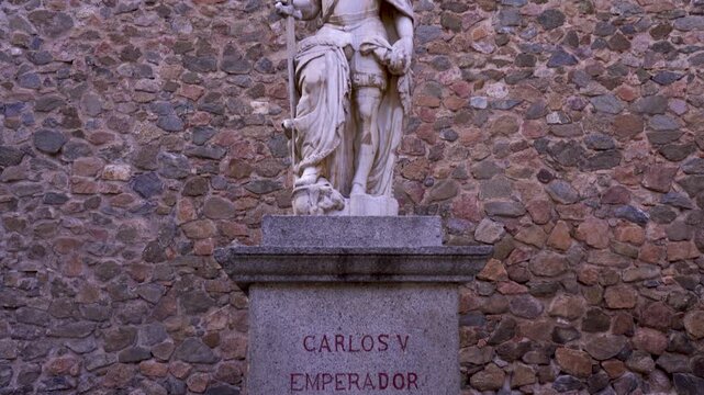 La estatua de Carlos V se encuentra en el patio interior de la Puerta Nueva de Bisagra, en la calle Real del Arrabal de la ciudad de Toledo, Castilla la Mancha, Espa&ntilde;a. Mayo 2026.