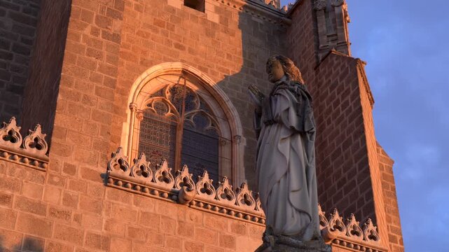 Fachada de la Iglesia de San Juan de los Reyes en Toledo, Castilla la Mancha, Espa&ntilde;a. Mayo de 2026.