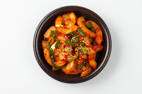 노각은 늙어서 빛이 누렇게 된 오이.
Nogak is a cucumber that has turned yellow due to old age.
