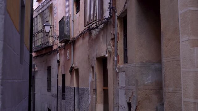 Detalle de una calle estrecha del centro hist&oacute;rico de Toledo, Castilla la Mancha, Espa&ntilde;a. Abril de 2026.