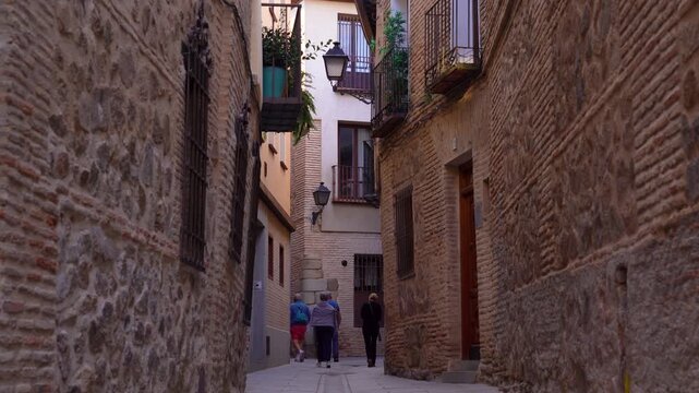 Detalle de una calle estrecha del centro hist&oacute;rico de Toledo, Castilla la Mancha, Espa&ntilde;a. Abril de 2026.