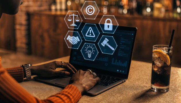 Datenschutz und Compliance auf Laptop mit Symbolen f&uuml;r Urheberrecht, Sicherheit und Rechtsschutz im B&uuml;ro