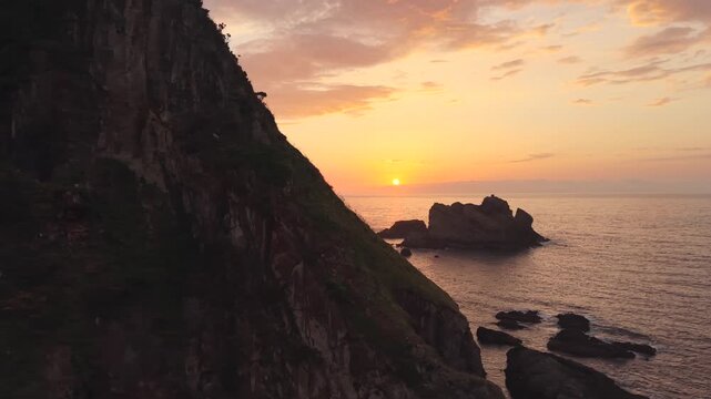 Descubriendo el sol vista a&eacute;rea en playa de Asturias