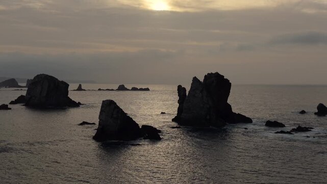 Playa de Rocas, playa del Silencio en Asturias sol poni&eacute;ndose
