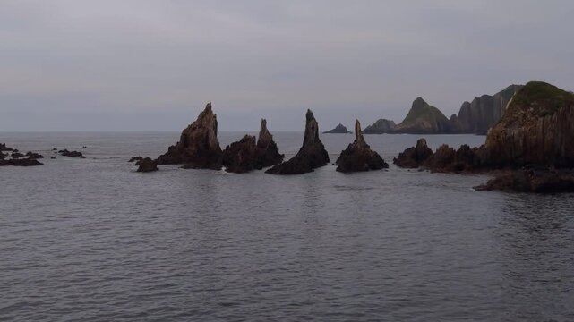 Playa de la Gueirua dron farallones