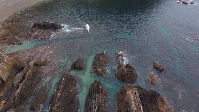 Movimiento tilt de dron en costa asturiana playa de gueirua