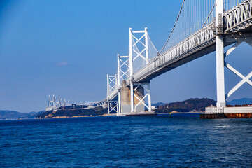 Obraz premium 青空と瀬戸内海に架かる瀬戸大橋の風景