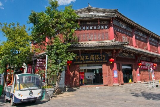 DALI, CHINA - OCTOBER 26, 2017: The Industrial and Commercial Bank of China (ICBC) branch featuring traditional Chinese architecture and red lanterns in the Dali Ancient City, Yunnan province.