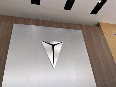 logo of Chang An Deepal S05 electric vehicle brand displayed inside modern showroom. Minimal automotive emblem representing futuristic EV technology, premium design and innovative sustainable mobility