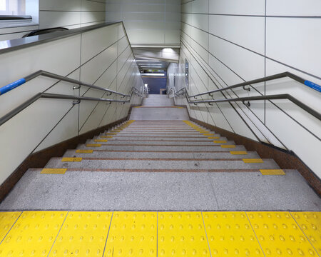 地下通路へ続く駅の乗り換え階段 