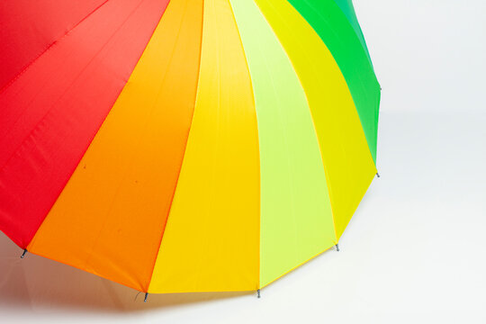 우산은 펴고 접을 수 있어 비가 올 때에 펴서 손에 들고 머리 위를 가린다. 
An umbrella can be opened and closed, so when it rains, you open it, hold it in your hand, and cover your head.

