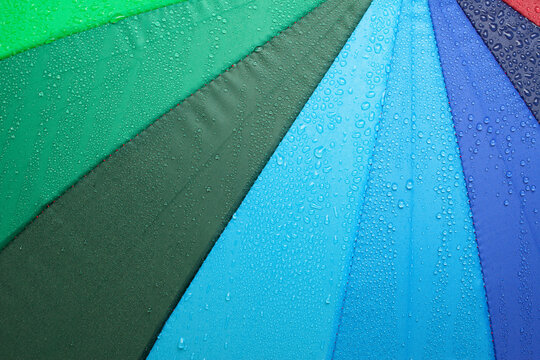 우산은 펴고 접을 수 있어 비가 올 때에 펴서 손에 들고 머리 위를 가린다. 
An umbrella can be opened and closed, so when it rains, you open it, hold it in your hand, and cover your head.

