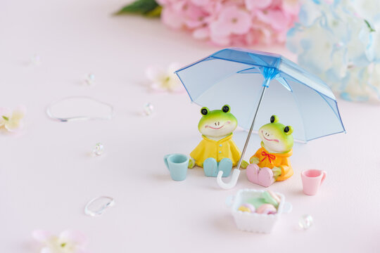 梅雨のイメージ｜相合い傘のカエルとあじさいの花