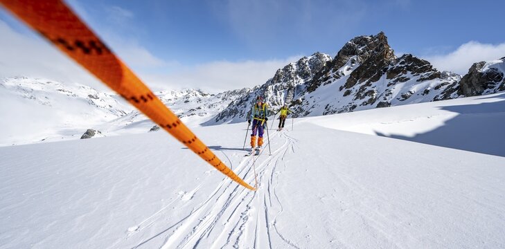Ski tourer with rope, rope team on the Vadret da Porchabella glacier on the ascent to the summit of Piz Kesch, mountain landscape in winter, alpine tour, ski tour B&uuml;ndner Haute Route, Albula Alps, Rhaetian Alps, Grisons, Eastern Switzerland, Switzerland