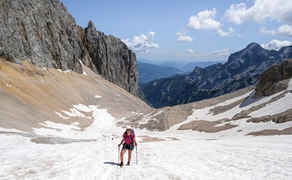 Mountaineer on a snowfield, mountain basin with glacier remnant of the H&ouml;llentalferner, H&ouml;llental, rocky mountain peaks, H&ouml;llental, Bavaria, Germany