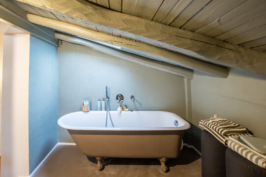 Vasca da bagno classica in mansarda