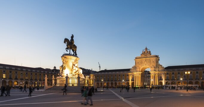 Arco da Vitoria, equestrian statue of King Joseph I at Pra&ccedil;a do Com&eacute;rcio, dusk, Lisbon, Portugal