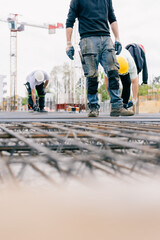 Obraz premium Bauarbeiter schaut sich auf Großbaustelle um