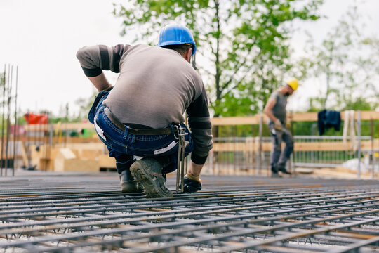 Bauarbeiter auf Gro&szlig;baustelleBauarbeiter mit blauem Helm auf Baustelle