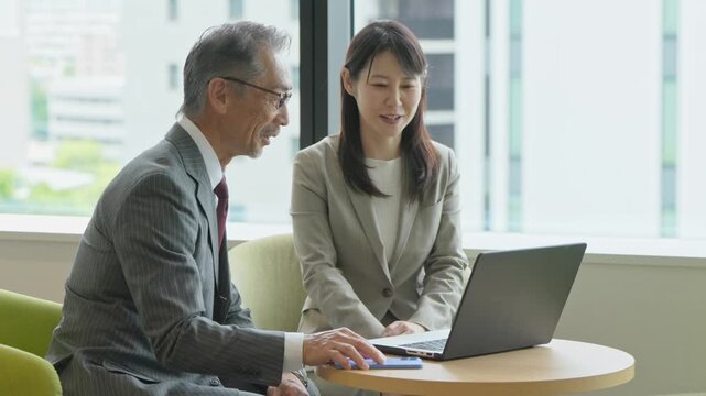 打ち合わせをするビジネスマン二人