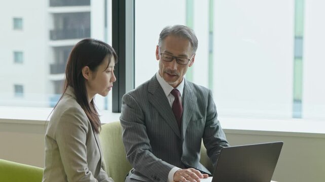 打ち合わせをするビジネスマン二人