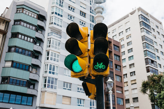 Close-up of a traffic light installed in front of modern buildings, highlighting urban infrastructure and traffic control systems. Concept city life, transportation and smart city.
