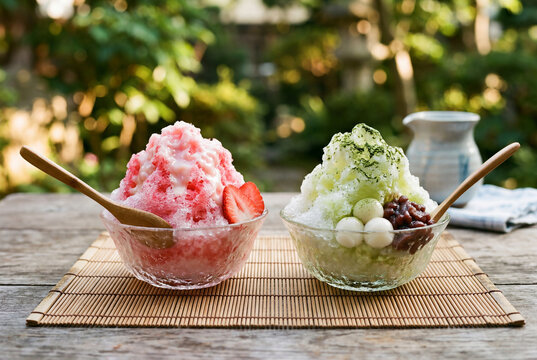 庭で味わういちごと抹茶のかき氷