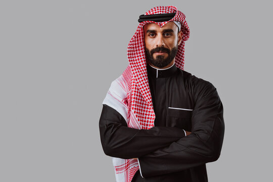 Middle eastern man smiling wearing traditional ghutra and thobe