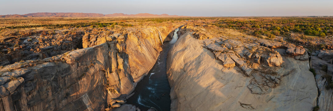 Augrabies Falls at Sunset, elevated view of a deep gorge and the Orange River.


Gorge of the Orange River
Augrabies, Northern Cape, South Africa