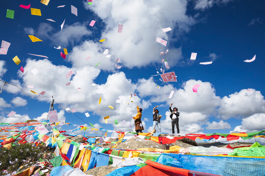 The paper squares, longda (Tibetan for Winged Horse) are launched into the wind by people on a hilltop, the pilgrims cry "heaven", a Buddhist prayer custom.