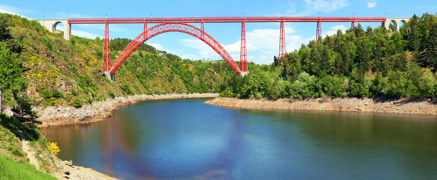 Vue panoramique du c&eacute;l&egrave;bre viaduc de Garabit sur la Truy&egrave;re.