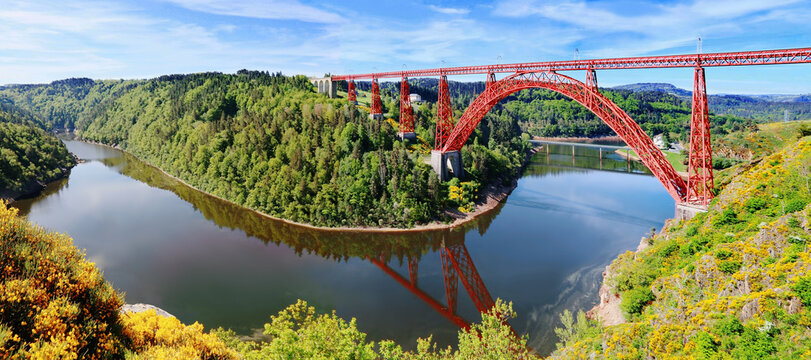Vue panoramique du c&eacute;l&egrave;bre viaduc de Garabit sur la Truy&egrave;re.