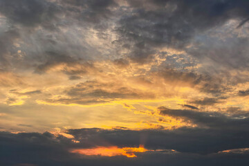 Obraz premium Dramatic Golden Clouds During Colorful Evening Sunset