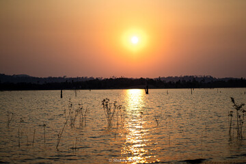 Obraz premium sunset on the river
