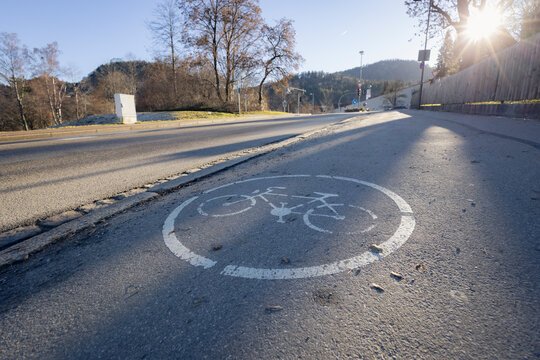 Fahrbahnmarkierung kennzeichnet Radweg