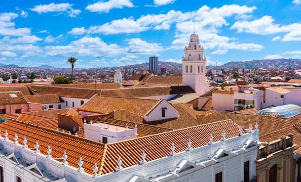 Vista panor&aacute;mica de sucre bolivia con arquitectura colonial techos de teja y paisaje urbano. 