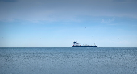 Obraz premium industrial tanker ship. sailing on the high seas. 