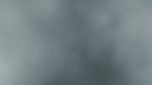 Humo en evoluci&oacute;n ascendente sobre fondo oscuro, movimiento org&aacute;nico abstracto y atm&oacute;sferico. 4K