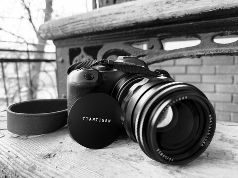 Lentille de la marque TTAtisan pour appareil photo.