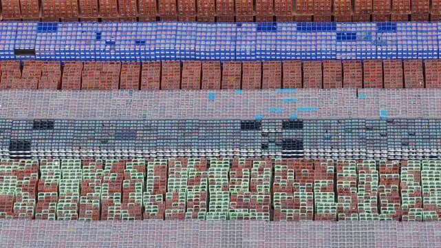 Lager mit Kisten f&uuml;r Getr&auml;nke. Grosshandel, Distribution. AERIAL.