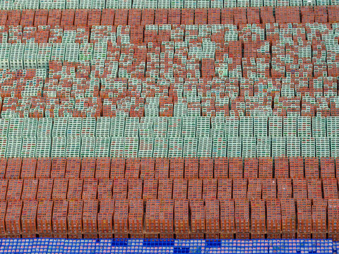 Lagerhalle mit Kisten f&uuml;r Getr&auml;nke. Grosshandel, Distribution. AERIAL.
