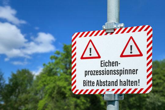 Warnschild vor Eichenprozessionsspinner, Bitte Abstand halten!, Symbolbild