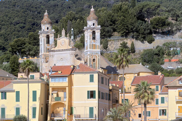 Obraz premium case colorate e chisa di san matteo di laigueglia in italia