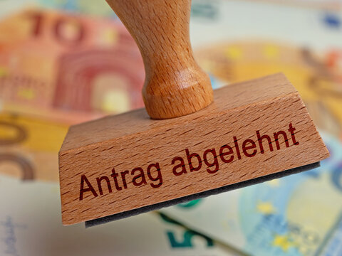 Holzstempel mit dem Text Antrag abgelehnt
