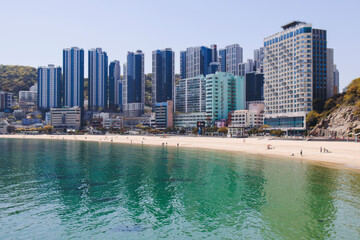 Obraz premium Songdo beach, Busan, South Korea with Songdo Cloud Trails Walk pedestrian bridge, sandy beach and Turtle island view, sunny day with blue sky, Songdo Skywalk and Geobukseom Island and Busan Air Cruise
