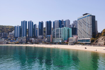 Obraz premium Songdo beach, Busan, South Korea with Songdo Cloud Trails Walk pedestrian bridge, sandy beach and Turtle island view, sunny day with blue sky, Songdo Skywalk and Geobukseom Island and Busan Air Cruise